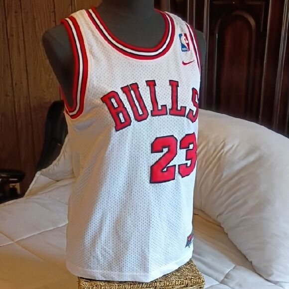 Nike Bulls 23 Red and White Jersey - Picture 1 of 1